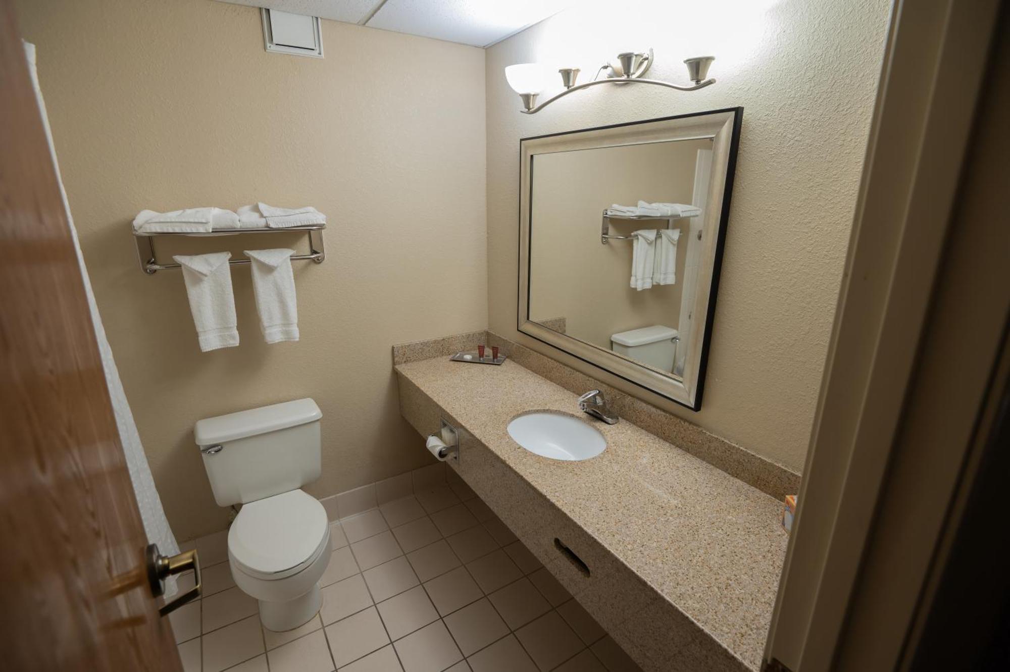 Quality Inn & Suites Downtown マンスフィールド エクステリア 写真